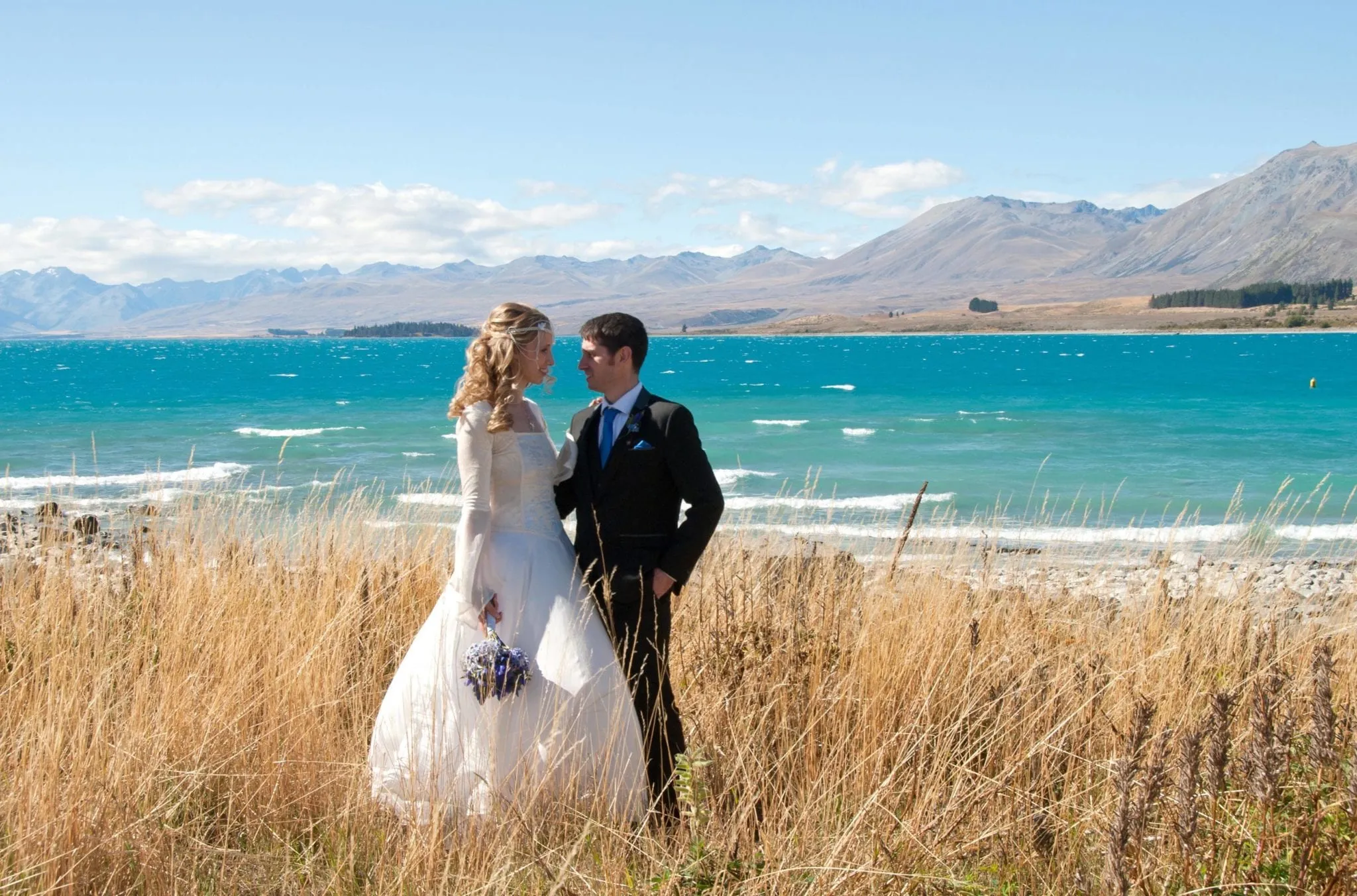 A lakeside elopement on the turquoise shore of Lake Tekapo