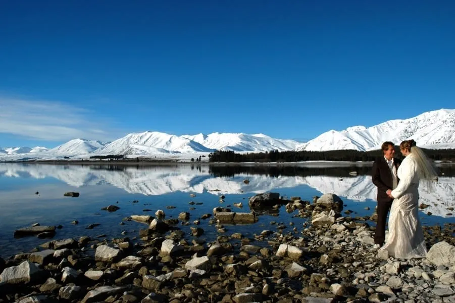 A lakeside elopement on the turquoise shore of Lake Tekapo