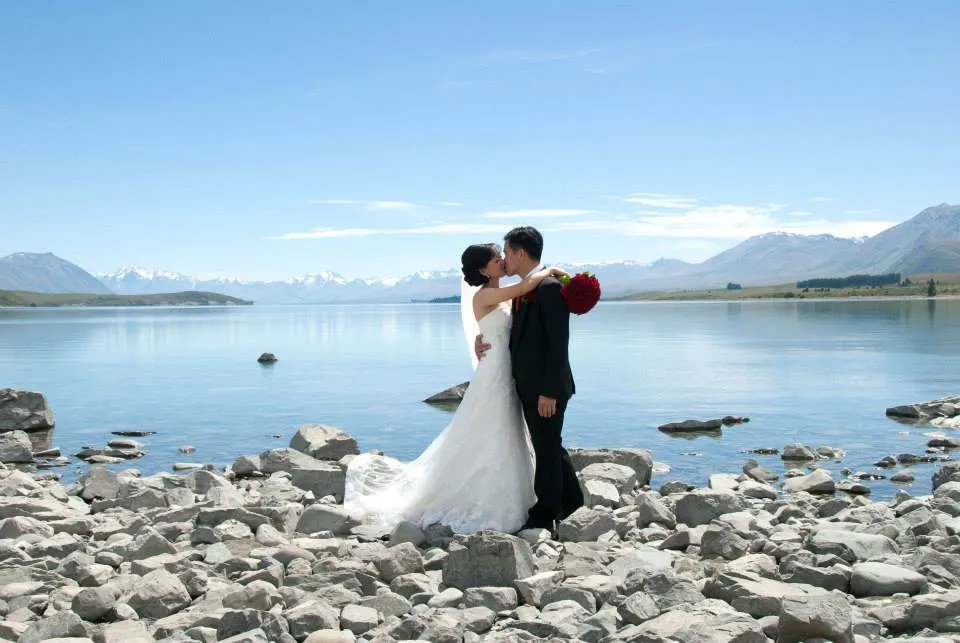 A lakeside elopement on the turquoise shore of Lake Tekapo